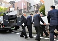 朝８時すぎに自宅から穂運び出された愛川欽也さんのご遺体＝東京都内（撮影・園田高夫）