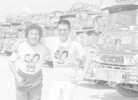 　菅原文太さんと（右）と共演した「トラック野郎」シリーズは愛川さんが企画