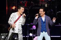 宇崎竜童（左）とデュエットで熱唱する水谷豊＝東京・ＥＸシアター六本木