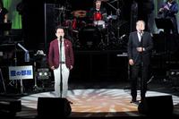 岸辺一徳（右）とデュエットで熱唱する水谷豊＝東京・ＥＸシアター六本木