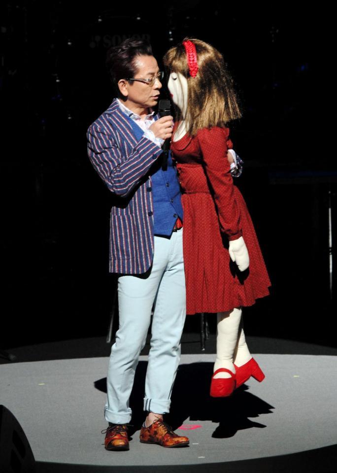 女性の人形と腹話術風のトークを披露する水谷豊＝東京・ＥＸシアター六本木