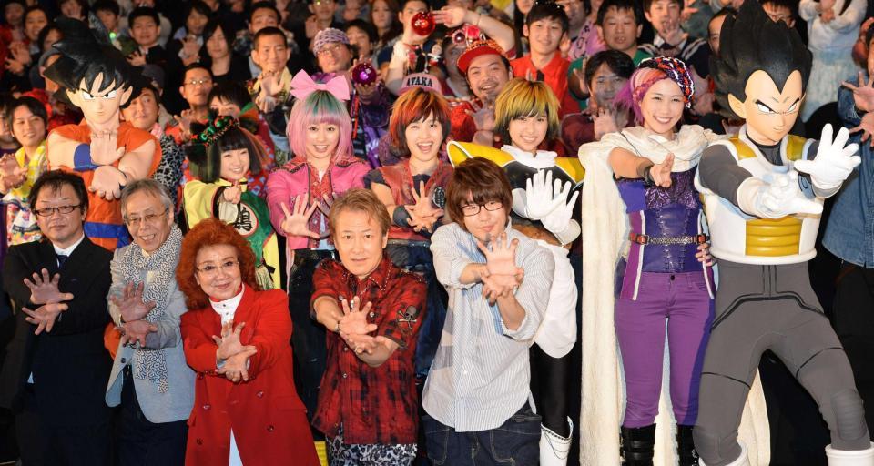 舞台あいさつを行った野沢雅子（前列左から３人目）とももクロら＝都内