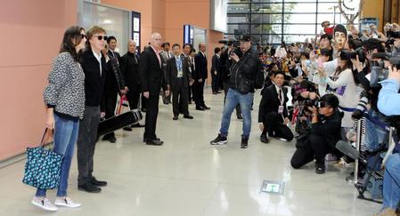 大勢のファンの前でナンシー夫人（左）と写真に納まるポール・マッカートニー＝関西国際空港（撮影・保田叔久）