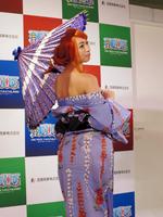 １００センチのヒップをアピールした倉持由香＝東京・原宿