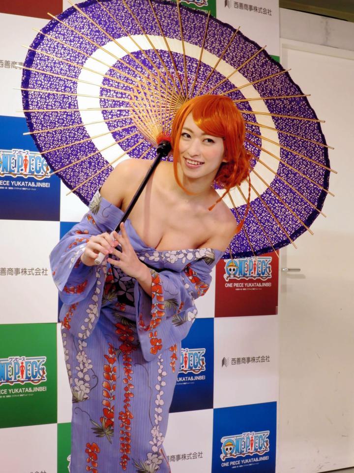 「ＯＮＥ　ＰＩＥＣＥ」浴衣をセクシーに着こなした倉持由香＝東京・原宿