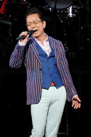 熱唱する水谷豊＝東京・ＥＸシアター六本木