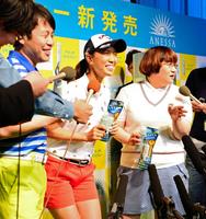 ＮＯＮ　ＳＴＹＬＥ・井上（左）が「僕との恋愛だと上田桃子バンカーにはまる！のみだしですね～」の発言に大笑いする上田桃子（中）＝時事通信ホール