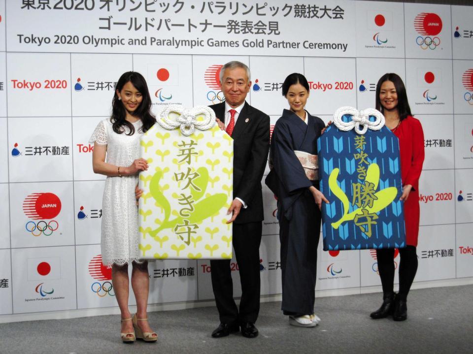 　日本橋・福徳神社の巨大お守りを手に笑顔の（左から）田中理恵さん、三井不動産・菰田正信社長、蒼井優、佐藤真海＝東京・日本橋