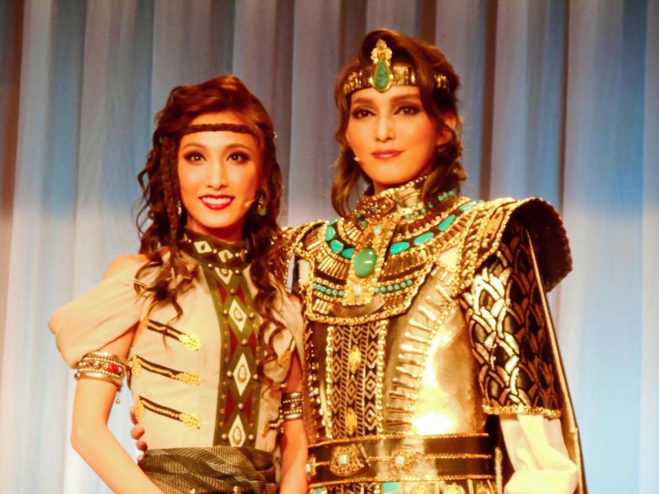 制作発表会見に登場した朝夏まなと（右）と実咲凜音＝東京・帝国ホテル