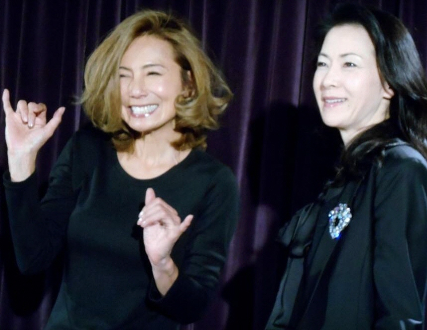 ３０周年記念パーティーで坂本冬美とコラボした中村あゆみ（左）＝東京・西麻布