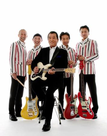 　加山雄三（中央）と加瀬邦彦さん（左から２人目）が一緒に活動した「加山雄三ｗｉｔｈザ・ワイルドワンズ」（２００８年撮影）