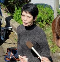 取材に応じた萩原流行さんの妻・まゆ美さん＝都内