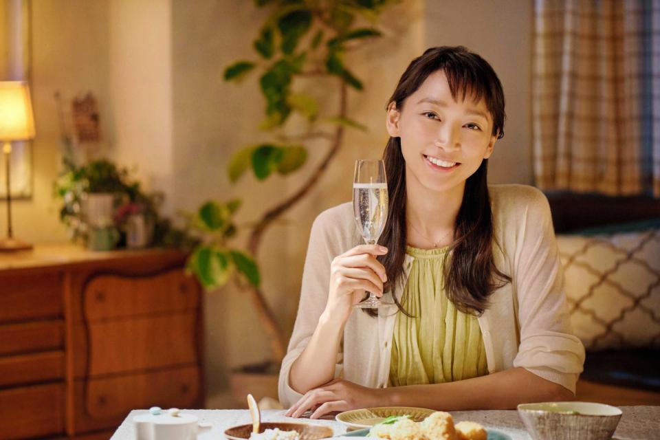 　限定ＷＥＢムービーで「澪」を手に等身大の女性を演じる杏