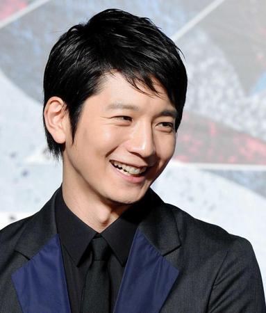 　会見で笑顔を見せる向井理