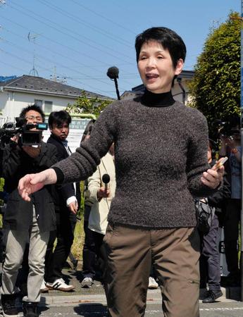 　取材に応じた萩原まゆ美夫人＝都内