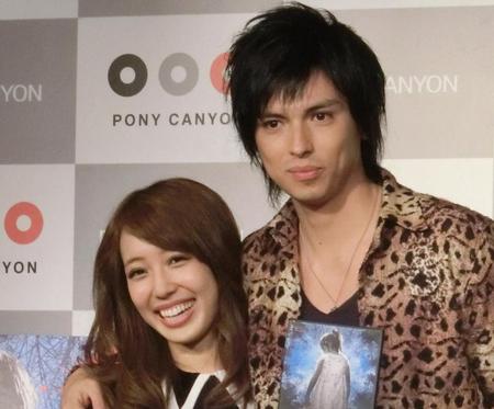 川崎希（左）とアレクサンダー