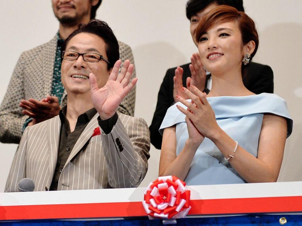 舞台あいさつする水谷豊と田中麗奈