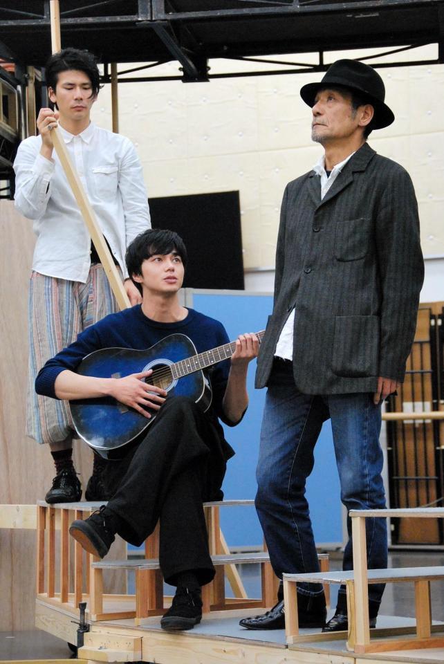 初舞台の公開げいこを行った東出昌大（中央）＝東京・天王洲銀河劇場