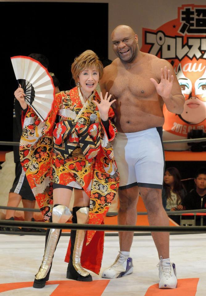 ニコニコ超プロレスで対決した小林幸子（左）とボブ・サップ＝千葉・幕張メッセ（撮影・堀内翔）