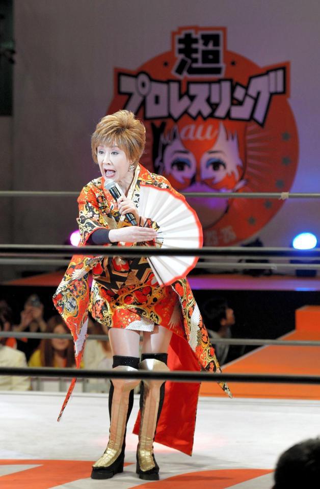 ニコニコ超プロレスで熱唱する小林幸子＝千葉・幕張メッセ（撮影・堀内翔）