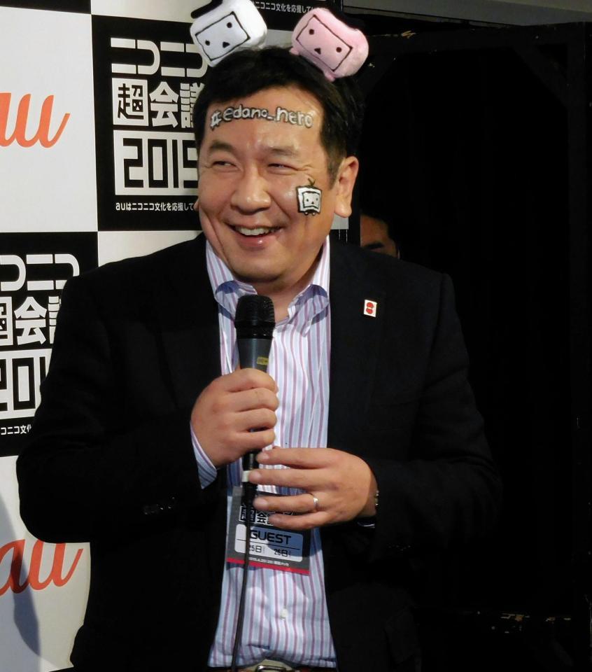 仮面女子の応援に駆けつけた民主党枝野幹事長＝千葉・幕張メッセ