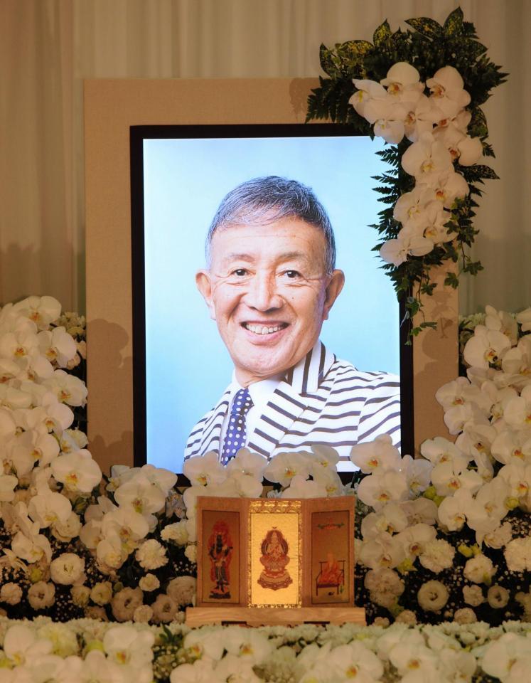 祭壇に飾られた加瀬邦彦さんの遺影＝東京・護国寺桂昌殿（撮影・開出　牧）