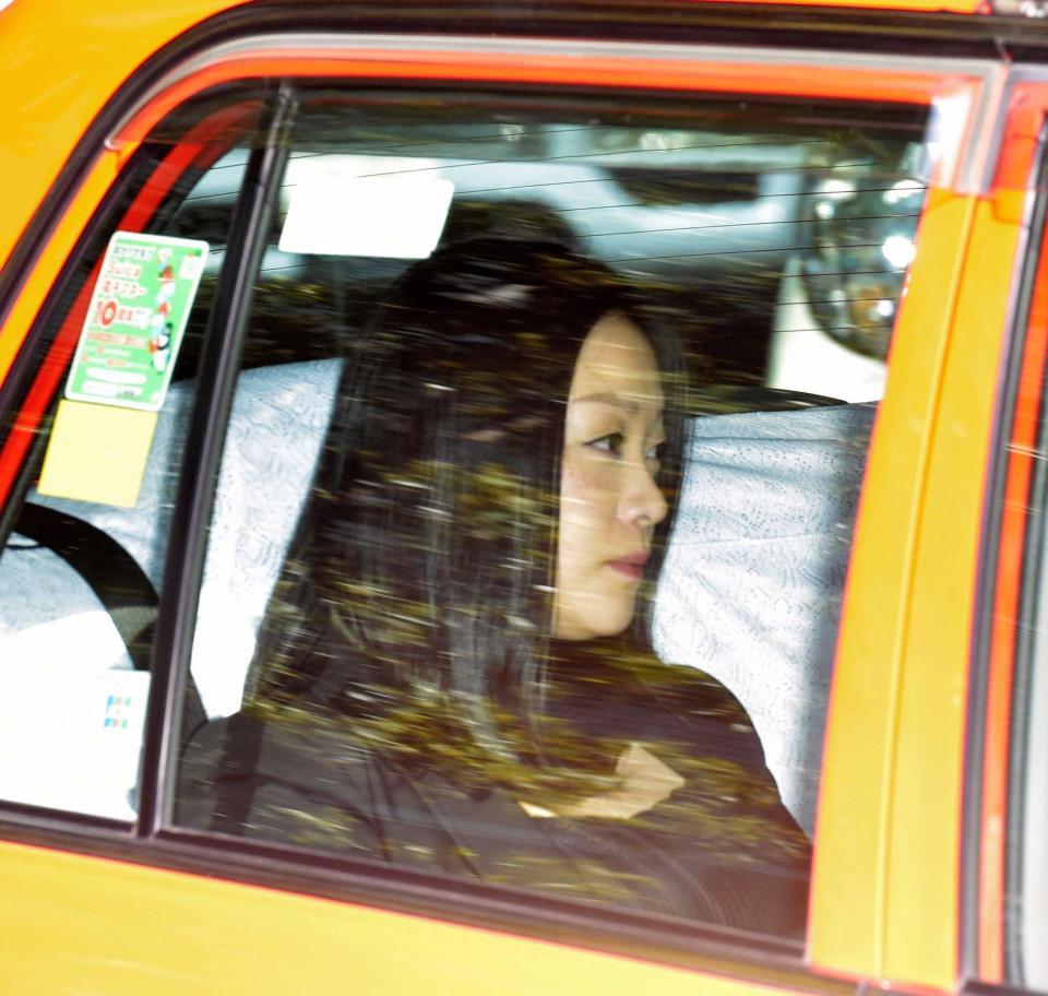 　タクシーで地裁入りする小向美奈子被告（撮影・吉澤敬太）