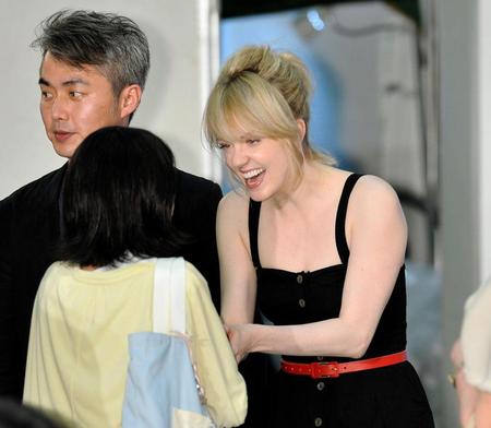 ファンの女の子と笑顔で握手するシャーロット・ケイト・フォックス（右）＝埼玉県越谷市・イオンレイクタウンｍｏｒｉ（撮影・園田高夫）