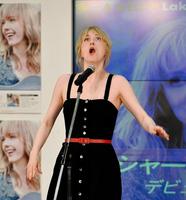 ＣＤ発売イベントに多くのファンが詰めかけビックリするシャーロット・ケイト・フォックス＝埼玉県越谷市・イオンレイクタウンｍｏｒｉ（撮影・園田高夫）