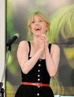 たくさんのファンが集まり感激するシャーロット・ケイト・フォックス＝埼玉県越谷市・イオンレイクタウンｍｏｒｉ（撮影・園田高夫）