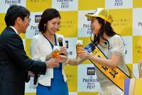 自ら注いだビールを水谷徹社長（左）と竹内結子（中）に手渡す椿鬼奴＝東京・六本木ヒルズ（撮影・西岡正）