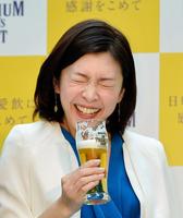 ビールを飲んだ後、爽快さに思わず目を閉じる竹内結子＝東京・六本木ヒルズ（撮影・西岡正）