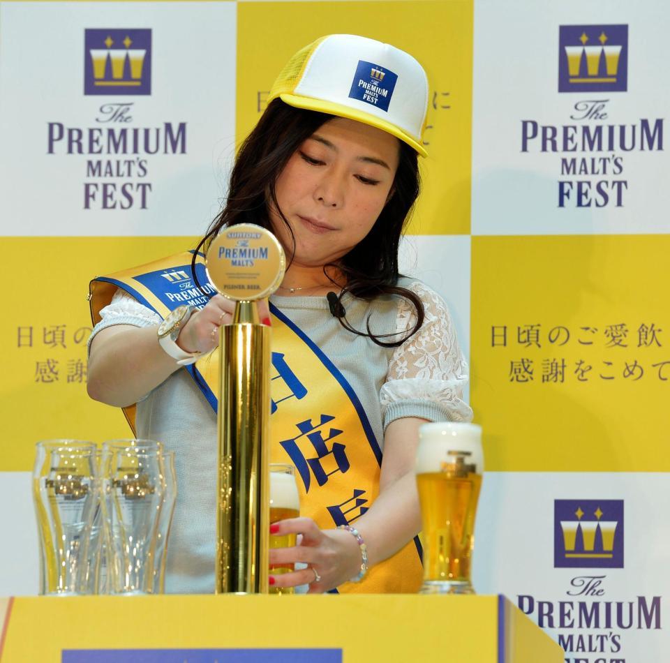 １日店長としてサーバーからビールを注ぐ椿鬼奴＝東京・六本木ヒルズ（撮影・西岡正）