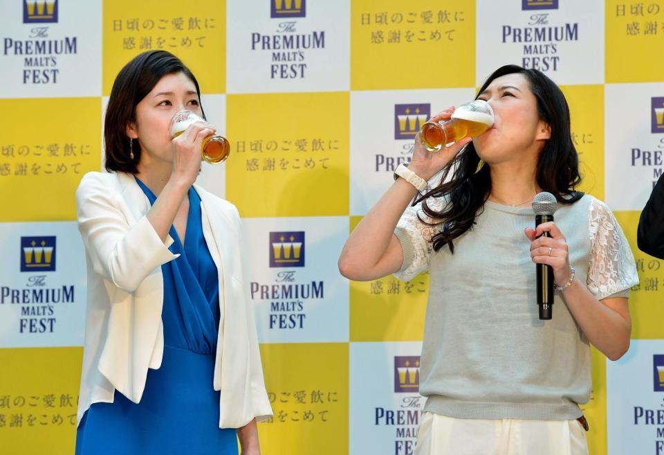 ビールを味わう竹内結子（左）と椿鬼奴＝東京・六本木ヒルズ（撮影・西岡正）