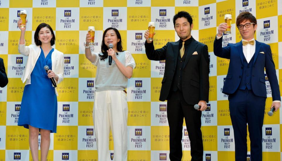 プレミアムモルツで乾杯する（左から）竹内結子、椿鬼奴、オリエンタルラジオ＝東京・六本木ヒルズ（撮影・西岡正）