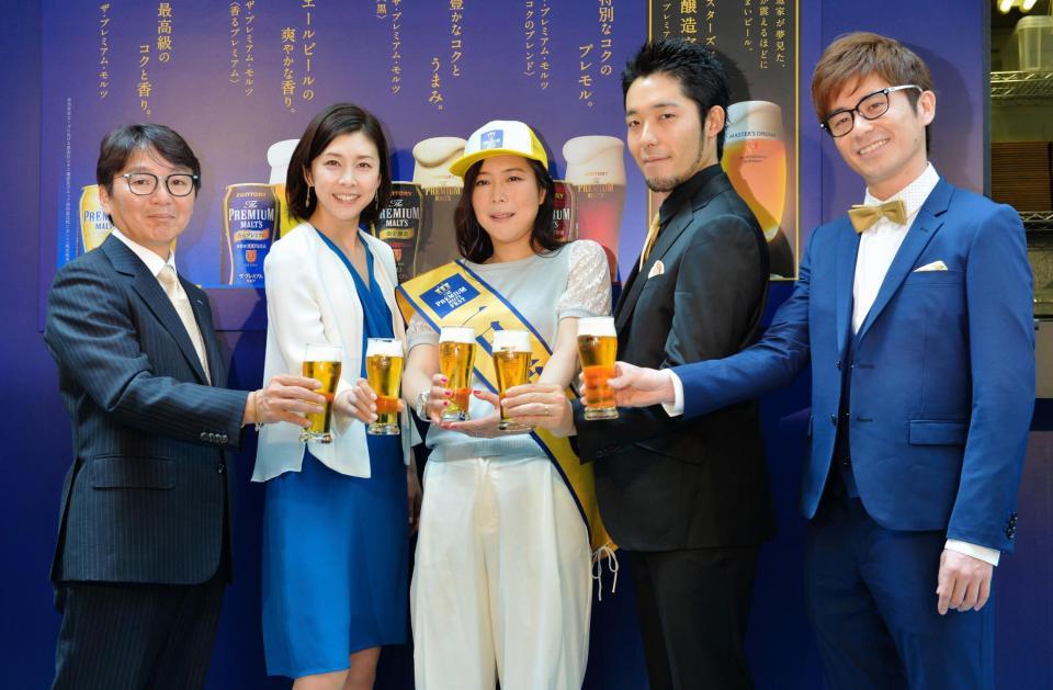 プレミアムモルツで乾杯する（左から）サントリービール・水谷徹社長、竹内結子、椿鬼奴、オリエンタルラジオ＝東京・六本木ヒルズ（撮影・西岡正）