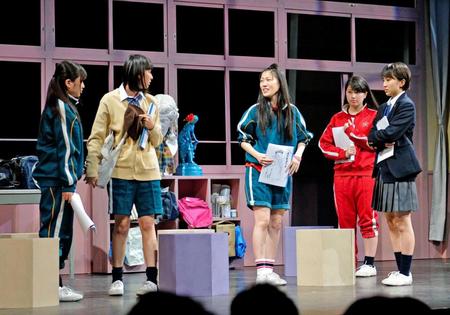 　熱演する（左から）有安杏果、玉井詩織、高城れに、佐々木彩夏、百田夏菜子（撮影・西岡正）