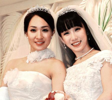 同性結婚式を挙げた一ノ瀬文香（左）と杉森茜＝２０１５年４月