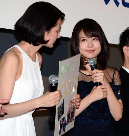 登壇者から送られた寄せ書きに涙を浮かべる有村架純（右）＝ＴＯＨＯシネマズ新宿（撮影・三好信也）