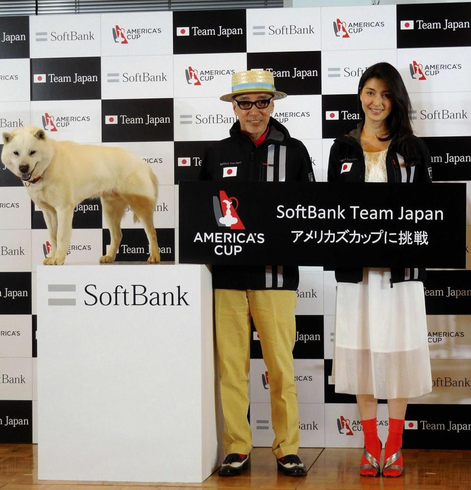 　会見にゲスト出演した（左から）白戸家のお父さん、テリー伊藤、橋本マナミ＝東京・汐留