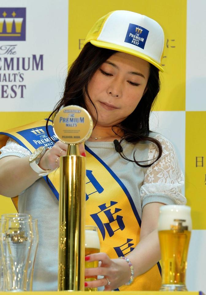 婚約指輪を光らせ、１日店長としてサーバーからビールを注ぐ椿鬼奴＝東京・六本木ヒルズ（撮影・西岡正）