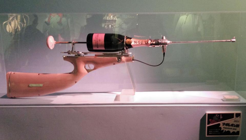 シャンパンシャワーを正確に発射するライフル「ナポレオン銃」も展示された 