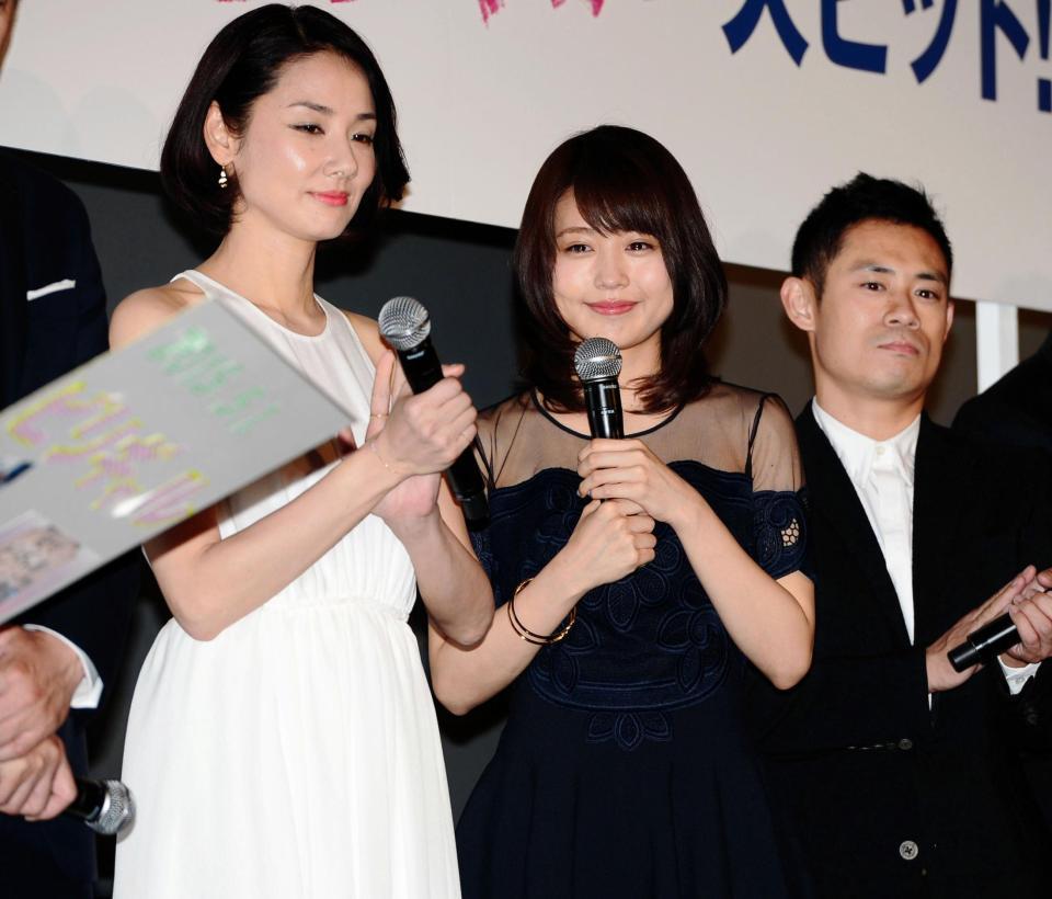 登壇者から送られた寄せ書きに涙を浮かべる有村架純（中）＝ＴＯＨＯシネマズ新宿（撮影・三好信也）