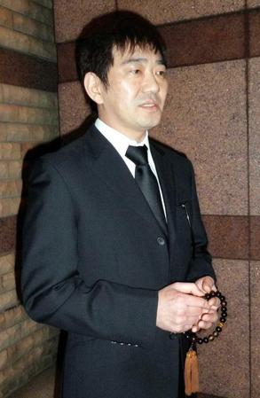 　母・和子さんの思い出を話すメッセンジャー黒田有＝大阪市阿倍野区
