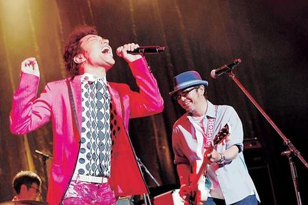 忌野清志郎さんの追悼ステージで熱唱するトータス松本（左）と奥田民生＝東京・渋谷公会堂