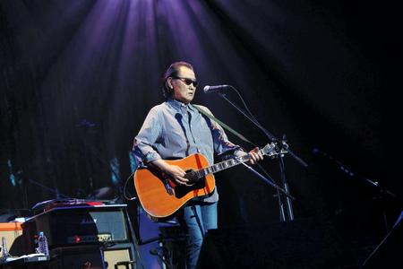 忌野清志郎さんとの共作曲を弾き語りで披露する井上陽水＝東京・渋谷公会堂