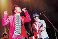 忌野清志郎さんの追悼ステージで熱唱するトータス松本（左）と奥田民生＝東京・渋谷公会堂