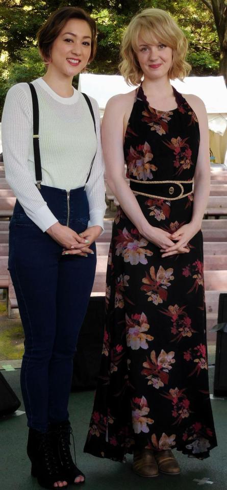リスナー感謝イベントに登場した（左から）ＳＨＥＬＬＹ、シャーロット・ケイト・フォックス＝東京・日比谷公園