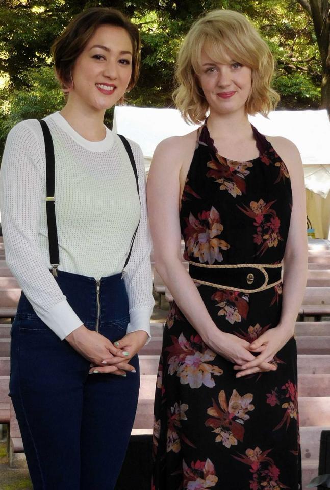 　イベントに登場したＳＨＥＬＬＹ（左）とシャーロット・ケイト・フォックス