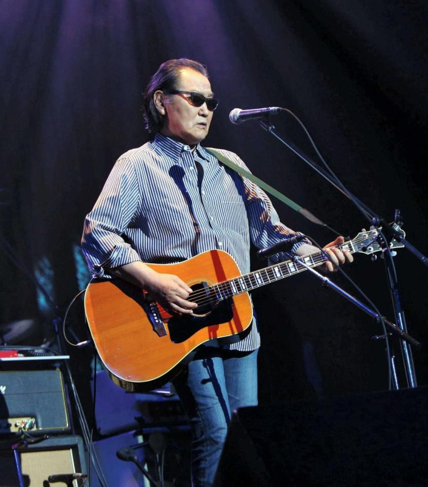 　忌野清志郎さんとの共作曲を弾き語りで披露する井上陽水＝東京・渋谷公会堂